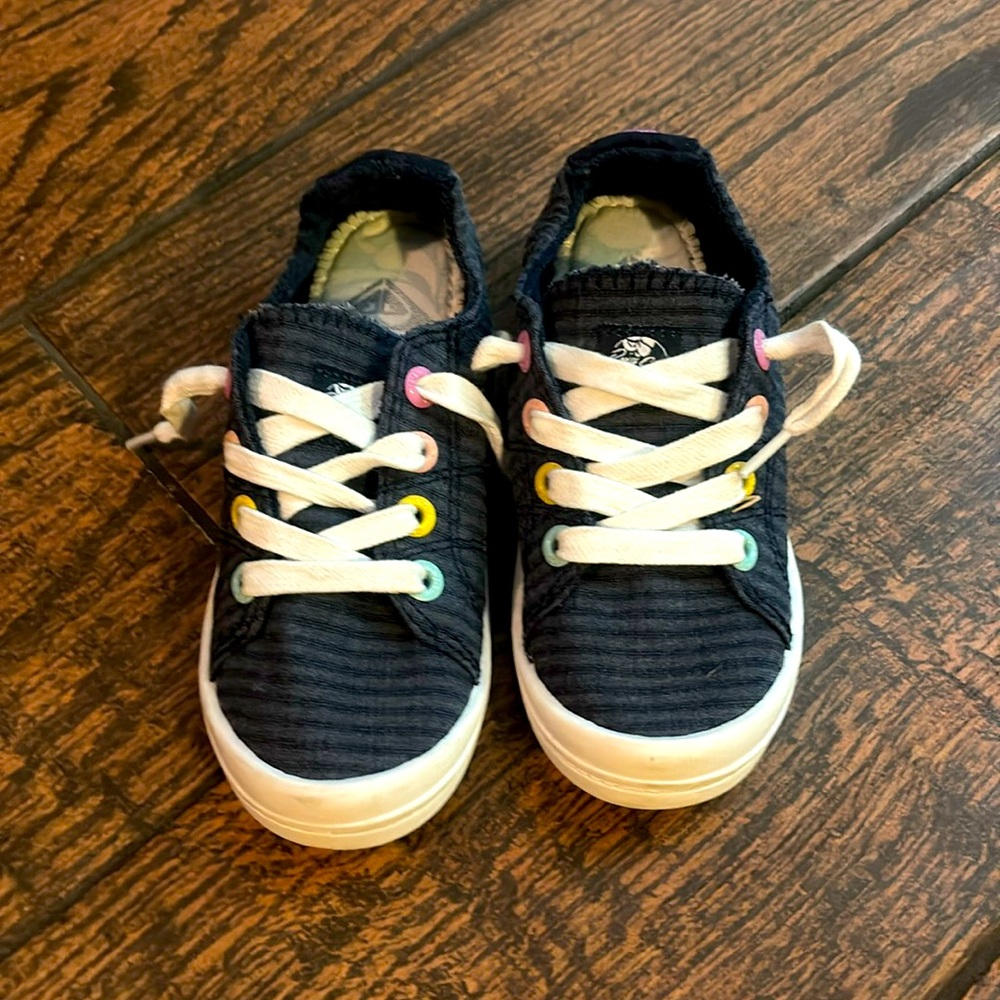 Never worn Roxy sneakers with memory foam!